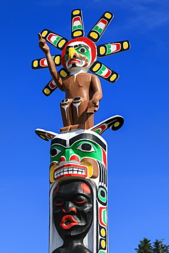 Colourful First Nation Totem Pole, Namgis Burial Grounds, Alert Bay, Cormorant Island, Inside Passage, British Columbia, Canada, North America