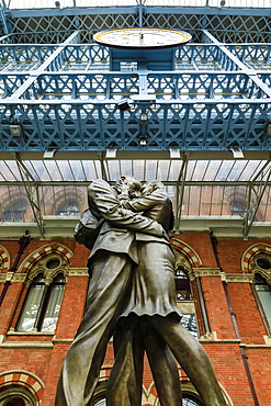 Paul Day's Meeting Place statue, known as the Lovers, St. Pancras, historic Victorian Gothic railway station, London, England, United Kingdom, Europe