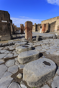 Cobbled street stepping stones, Roman ruins of Pompeii, UNESCO World Heritage Site, Campania, Italy, Europe