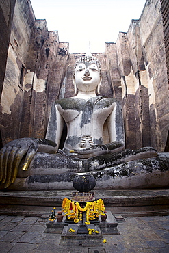 A giant Sukhothai era sitting Buddha, Wat Si Chum, Sukhothai Historical Park, UNESCO World Heritage Site, Thailand, Southeast Asia, Asia