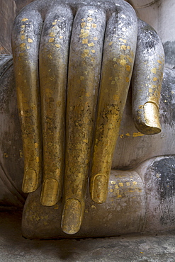 Hand of the Phra Achana Buddha figure, covered in gold leaf, Wat Si Chum (Temple of the Bodhi Tree), Sukhothai Historical Park, UNESCO World Heritage Site, Thailand, Southeast Asia, Asia