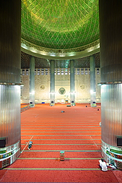 Interior of the Istiqlal Mosque, or Masjid Istiqlal, (Independence Mosque), Jakarta, Indonesia, Southeast Asia