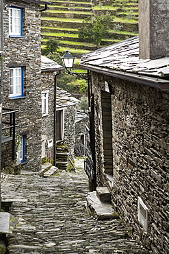 Cobbled streets and granite houses in the medieval village of Piodao in the Serra da Estrela mountains, Piodao, Coimbra District, Beira, Portugal, Europe