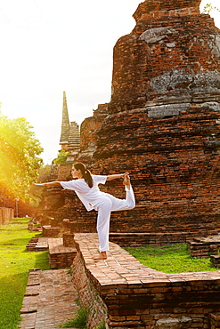 Yoga practitioner at a Thai temple, Thailand, Southeast Asia, Asia