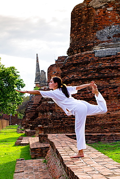 Yoga practitioner at a Thai temple, Thailand, Southeast Asia, Asia