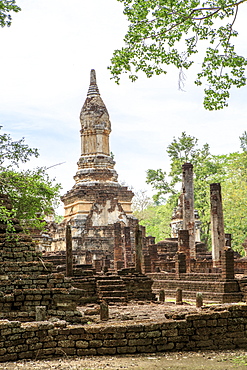 Buddhist chedi (stupa) and temple in Si Satchanalai Historical Park, Sukhothai, UNESCO World Heritage Site, Thailand, Southeast Asia, Asia