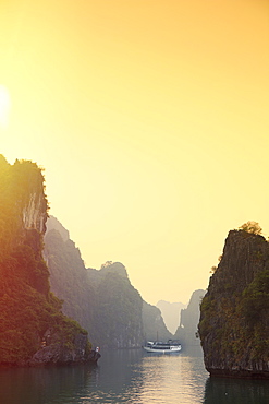 Boats on Halong Bay at sunset, UNESCO World Heritage Site, Vietnam, Indochina, Southeast Asia, Asia