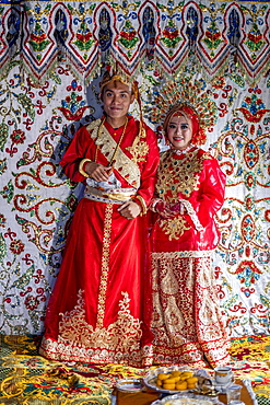 A bride and groom at a traditional Sulawesi wedding, Makassar, Sulawesi, Indonesia, Southeast Asia, Asia