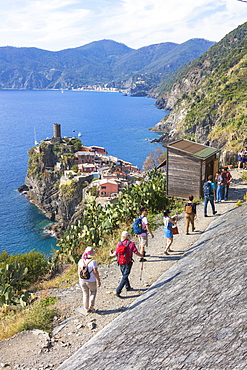 Hikers on path, Vernazza, Cinque Terre, UNESCO World Heritage Site, Province of La Spezia, Liguria, Italy, Europe