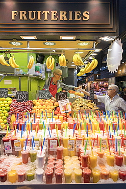 Fresh fruit and juices, La Boqueria Market, Ciudad Vieja, Barcelona, Catalonia, Spain, Europe