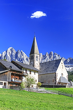 The Church of Ranui and the Odle group in the background, St. Magdalena, Funes Valley, Dolomites, South Tyrol, Italy, Europe