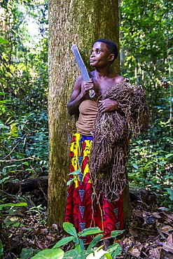 Baka pygmy woman hunting in the jungle in the Dzanga-Sangha Special Reserve, UNESCO World Heritage Site, Central African Republic, Africa