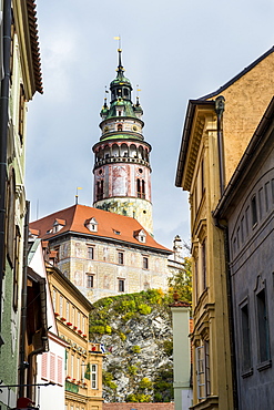 View through the gothic house facades to the Krumlov castle, UNESCO World Heritage Site, Cesky Krumlov, Czech Republic, Europe