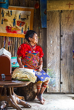 Tradfitional dressed Kuna indian woman, Achutupu, San Blas Islands, Kuna Yala, Panama, Central America