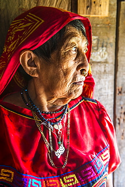 Close up of a tradfitional dressed Kuna indian woman, Achutupu, San Blas Islands, Kuna Yala, Panama, Central America