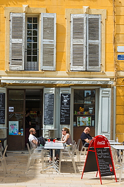 Street scene, Aix en Provence, Bouches du Rhone, Provence, Provence-Alpes-Cote d'Azur, France, Europe