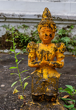 Statue, Wat Pa Daeng Buddhist temple in the forest above Chiang Mai, Thailand, Southeast Asia, Asia
