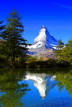 Matterhorn reflecting in mountain lake, Wallis, Schweiz