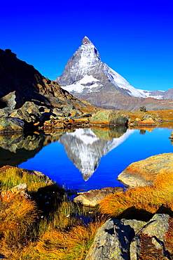 Matterhorn reflecting in mountain lake, Wallis, Schweiz