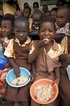 Ghana children eating luncg supplied by crs bolgatanga