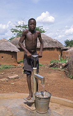 Ghana boy pumping water bolgatanga