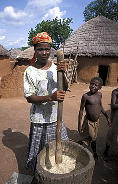 Ghana woman pounding grain bolgatanga