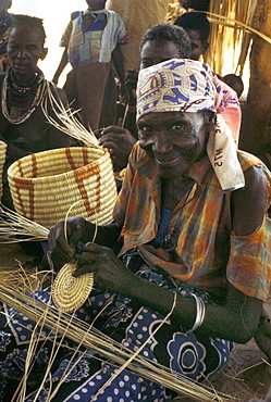 Kenya woman of turkana making baskets