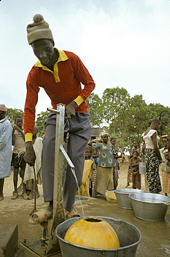 Man operating, kolokani