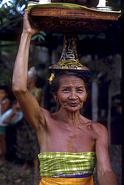 Indonesia woman carrying temple offerings