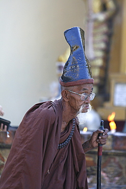 Myanmar shwedagon paya (pagoda), yangon (rangoon), a hermit monk 