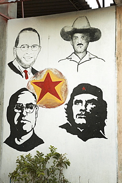 El salvador mural depicting archbishop romero, che guavera, sandino and one other!