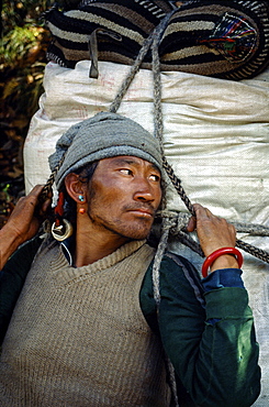 Sherpa porter mt. Everest region, nepal 