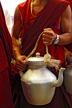 Volunteer monks distribute tibetan butter salt milk tea to the kalachakra initiation attendants. Kalachakra initiation in bodhgaya, india  