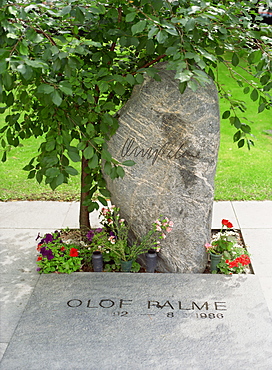 Grave of Olof Palme, Swedish prime minister murdered in 1986, Adolfs Kirke, Stockholm, Sweden, Scandinavia, Europe