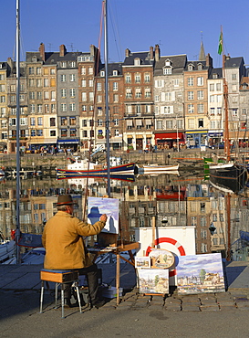 Artist with St. Catherine's Quay beyond, Old Harbour, Honfleur, Basse Normandie, France, Europe