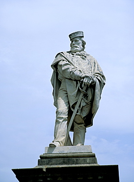 Statue erected 1890 of Giuseppe Garibaldi, Piazza Garibaldi, Todi, Umbria, Italy, Europe