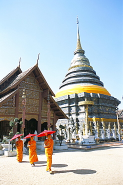 Novice monks and Wat Phra That Lampang Luang, a 15th-16th century Buddhist temple complex near Lampang, northern Thailand, Thailand, Southeast Asia, Asia