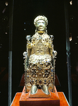 Reliquary statue of Ste. Foy, dating from 7th to 9th centuries and renovated in the 10th century, Treasury of Ste. Foy, Conques, Midi-Pyrenees, France, Europe