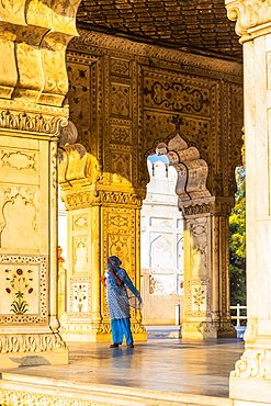 Woman in Khas Mahal in the Red Fort, UNESCO World Heritage Site, Old Delhi, India, Asia