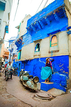 Woman standing in the blue streets of Jodhpur, the Blue City, Rajasthan, India, Asia