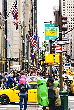 Crowds of shoppers on 5th Avenue, Manhattan, New York City, United States of America, North America