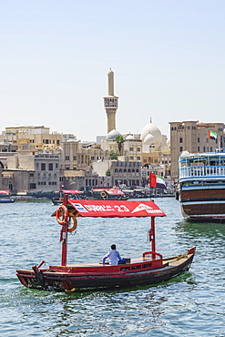 Abras, traditional water taxis crossing Dubai Creek between Deira and Bur Dubai, Dubai, United Arab Emirates, Middle East