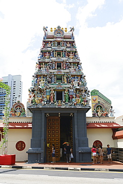 Sri Mariamman Temple in Chinatown, the oldest Hindu temple in Singapore with its colourfully decorated Gopuram (tower), Singapore, Southeast Asia, Asia