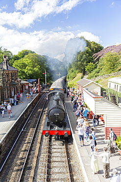 Goathland station and a steam locomotive pulling in from Grosmont, on the North Yorkshire Moors Steam Railway, Goathland, Yorkshire, England, United Kingdom, Europe