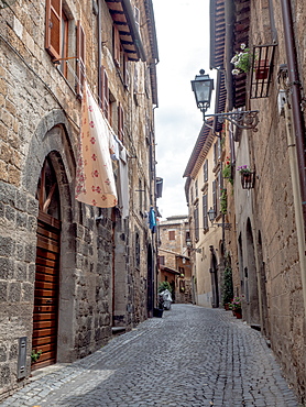 Cobbled medieval street and stone houses, Orvieto, Tuscany, Italy, Europe