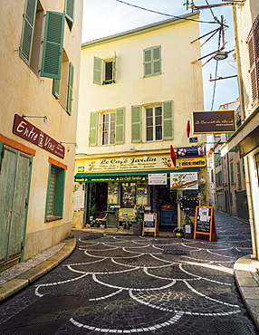 Picturesque small alleyway in Antibes, Alpes Maritimes, Cote d'Azur, Provence, France, Europe