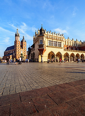 Main Market Square, St. Mary Basilica and Cloth Hall, Cracow, Lesser Poland Voivodeship, Poland, Europe