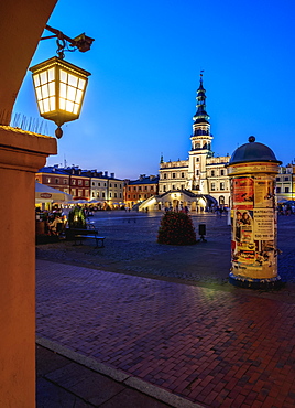 Market Square and City Hall at twilight, Old Town, UNESCO World Heritage Site, Zamosc, Lublin Voivodeship, Poland, Europe