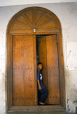 Arab style Lamu door, Old Town, Mombasa, Kenya, East Africa, Africa