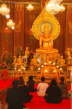 Devotees of the Buddhist temple of Wat Chana Songkhram, Bangkok, Thailand, Southeast Asia, Asia